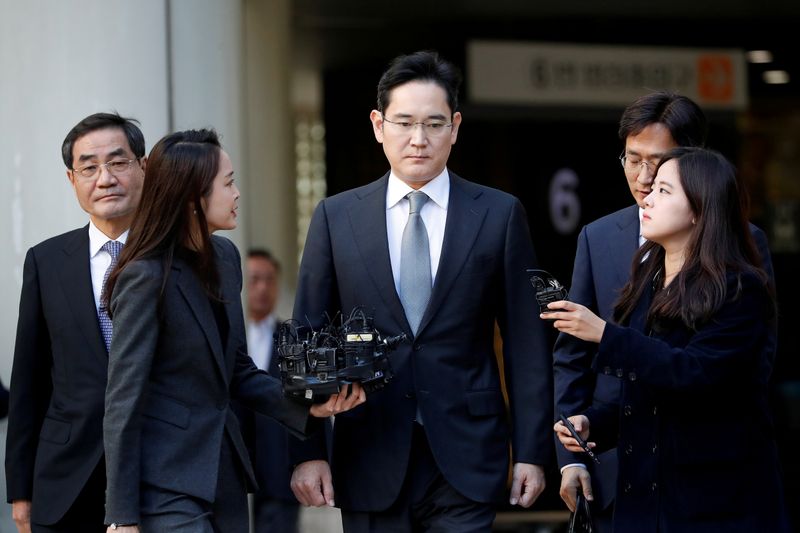 &copy; Reuters. FILE PHOTO: Samsung Electronics Vice Chairman, Jay Y. Lee, leaves the Seoul high court in Seoul