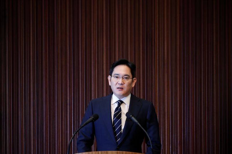 © Reuters. Samsung Electronics Vice Chairman, Jay Y. Lee, speaks during a news conference at a company's office building in Seoul