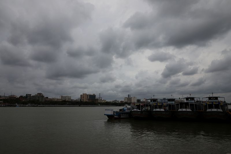 &copy; Reuters. Clouds cover the skies over the river Ganges ahead of Cyclone Amphan, in Kolkata