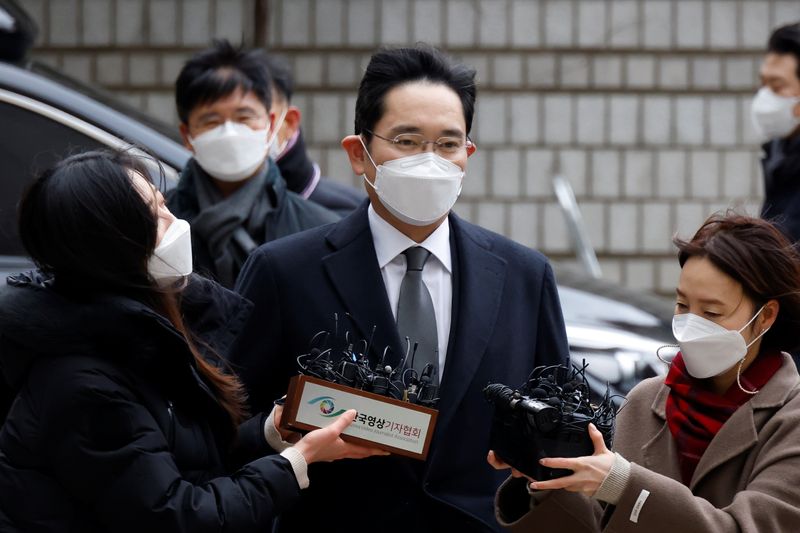 © Reuters. Samsung Group heir Jay Y. Lee arrives at a court in Seoul