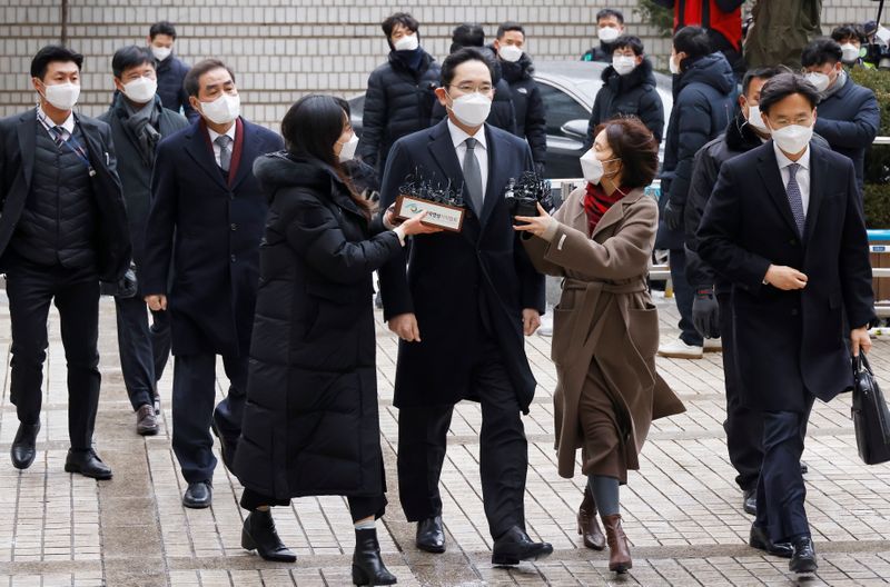 © Reuters. Samsung Group heir Jay Y. Lee arrives at a court in Seoul