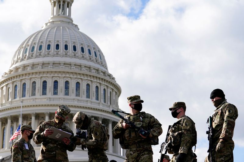 &copy; Reuters. Tropas de la Guardia Nacional en las afueras del edificio del Capitolio de los Estados Unidos, en Washington DC, Estados Unidos, el 17 de enero de 2021