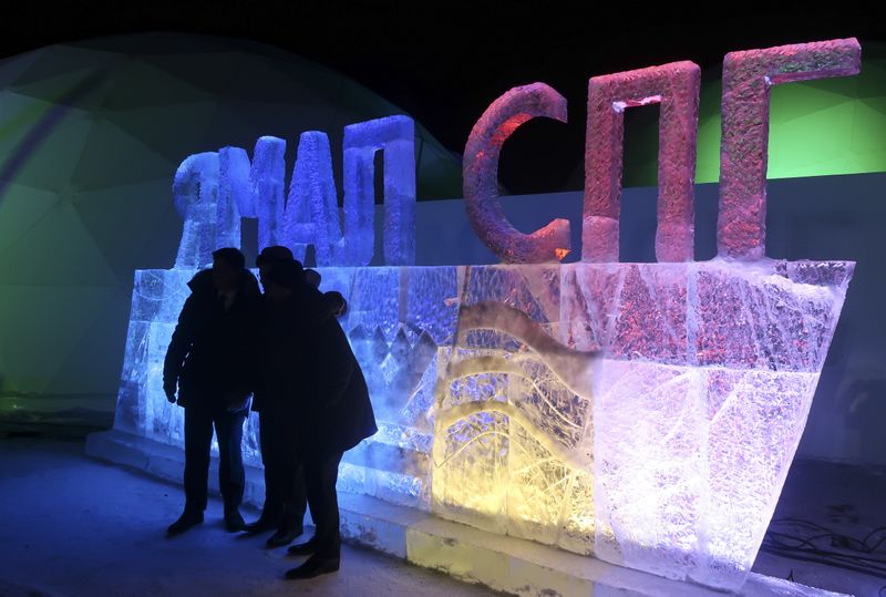 &copy; Reuters. People pose in front of an ice sculpture installation at Yamal LNG, Russia&apos;s second liquefied natural gas plant, which is under construction in the Arctic port of Sabetta