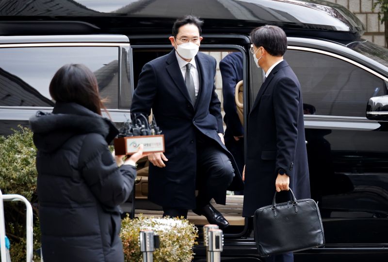 &copy; Reuters. El heredero del Grupo Samsung, Jay Y. Lee, llega a un tribunal en Seúl
