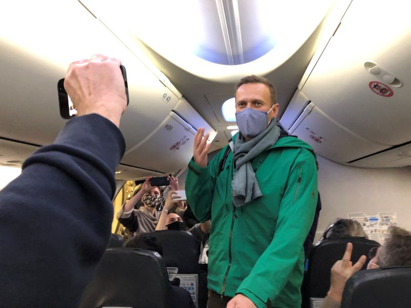 &copy; Reuters. FOTO DE ARCHIVO: El líder de la oposición rusa Alexei Navalny a bordo de un avión, antes de la salida, hacia la capital rusa, Moscú, en un aeropuerto de Berlín