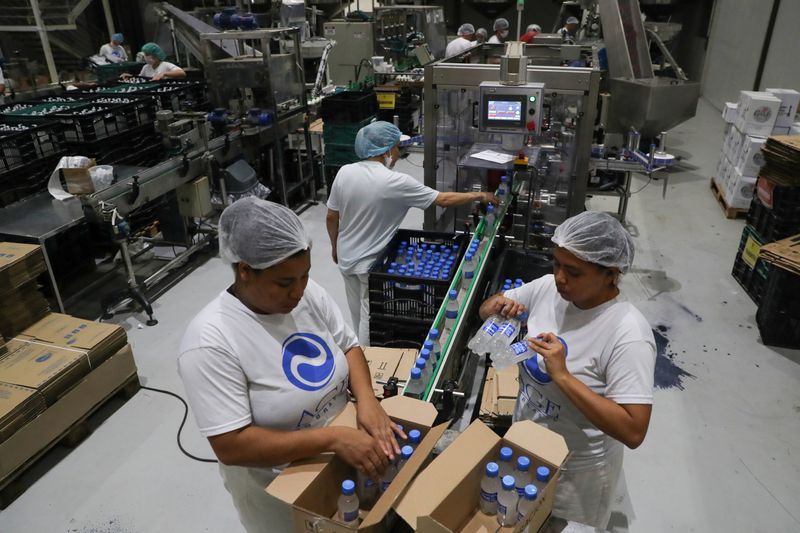 &copy; Reuters. Produção de álcool em gel em fábrica de Vinhedo, SP