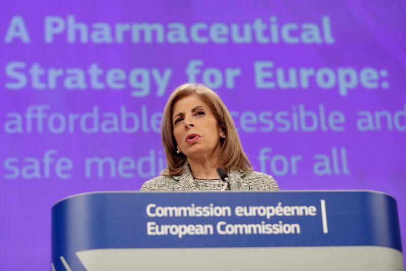 &copy; Reuters. FOTO DE ARCHIVO: La comisaria europea de Sanidad, Stella Kyriakides, en una conferencia de prensa sobre la estrategia farmacéutica para Europa en la Comisión Europea en Bruselas