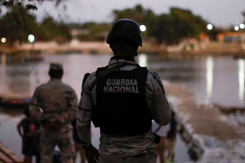 &copy; Reuters. مهاجرون متجهون لأمريكا يشكون نقص الطعام بعد اشتباك مع الأمن في جواتيمالا