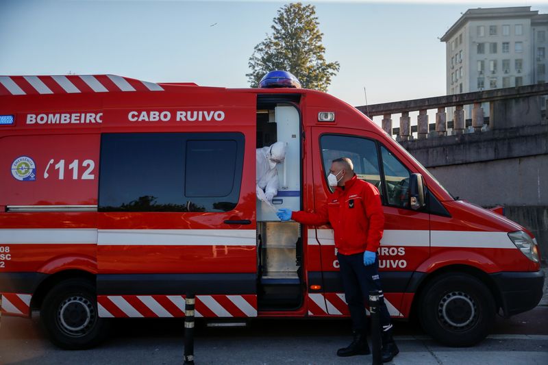 &copy; Reuters. An ambulance carrying a COVID-19 patient is seen outside Santa Maria Hospital, during the coronavirus disease (COVID-19) pandemic in Lisbon