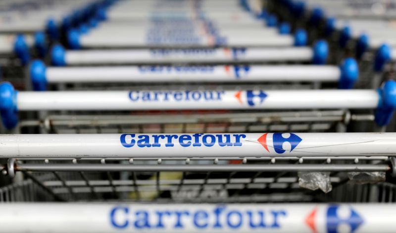 © Reuters. FILE PHOTO: The logo of French retailer Carrefour on shopping trolleys in Sao Paulo