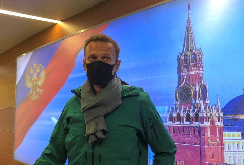 &copy; Reuters. Il leader dell&apos;opposizione russa Alexei Navalny parla con i giornalisti all&apos;arrivo all&apos;aeroporto Sheremetyevo di Mosca