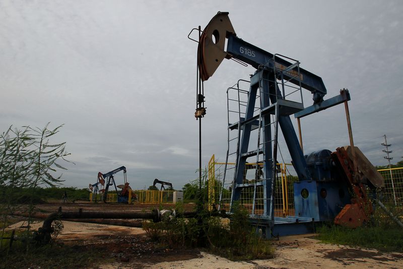 &copy; Reuters. Oil pumpjacks are seen in Lagunillas