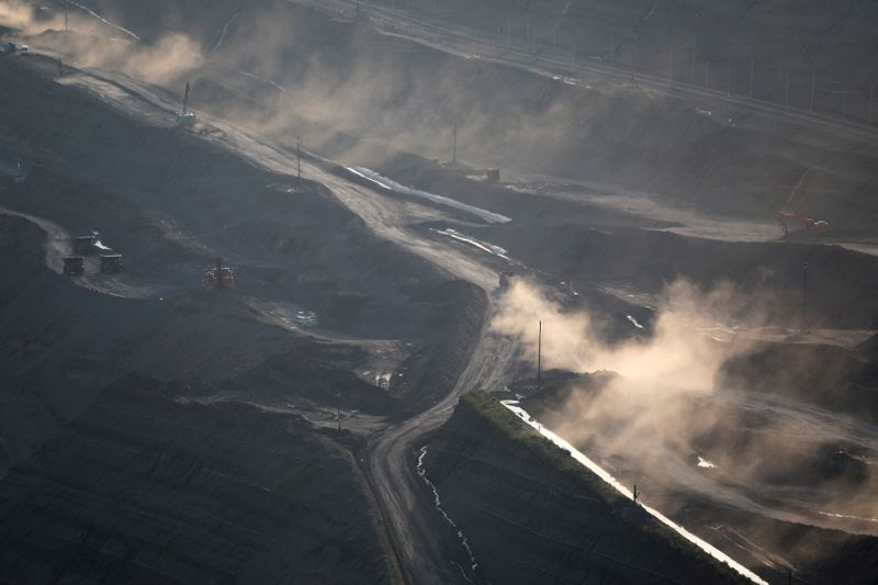 © Reuters. Vista aérea de mina de carvão em Fushun, na China