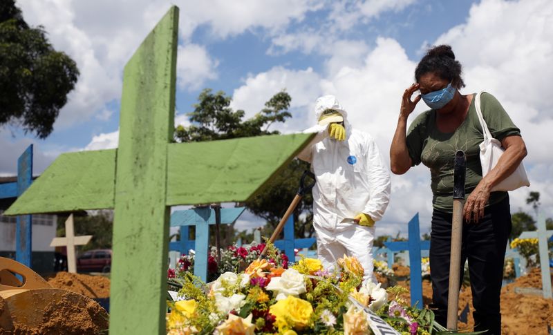 &copy; Reuters. Enterro de vítima da Covid-19 em cemitério de Manaus (AM)