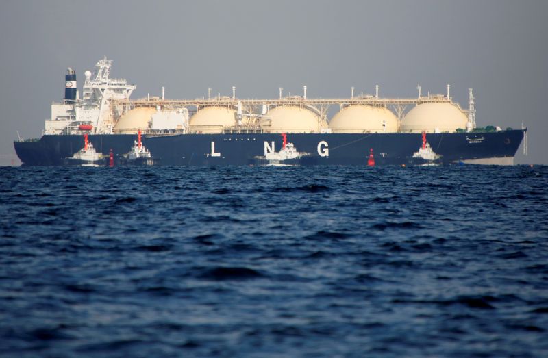 &copy; Reuters. FILE PHOTO: A LNG tanker is tugged towards a thermal power station in Futtsu