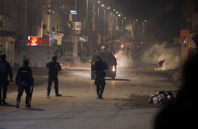 © Reuters. شبان يشتبكون مع الشرطة في تونس بعد أيام من ذكرى الثورة