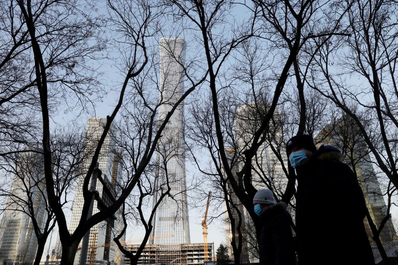 &copy; Reuters. FILE PHOTO: People walk past the China Zun skyscraper at the central business district (CBD) in Beijing