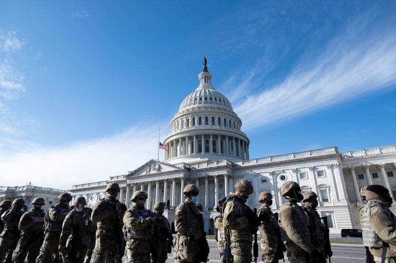 &copy; Reuters. バイデン氏就任式、警護の州兵に身元調査　内部の脅威は見当たらず