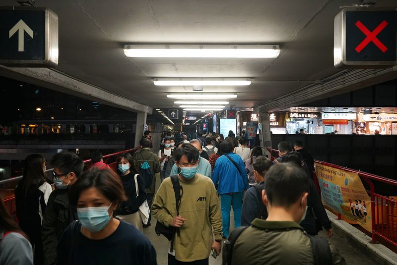 &copy; Reuters. 香港、公務員の在宅勤務を27日まで延長　コロナ感染者増加で