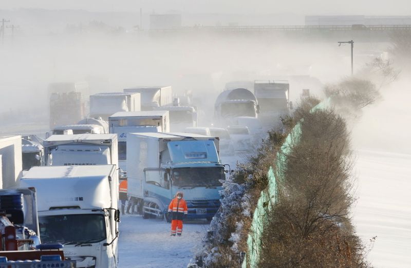 &copy; Reuters. مقتل شخص وتصادم أكثر من 130 سيارة على طريق سريع في اليابان بسبب الثلوج