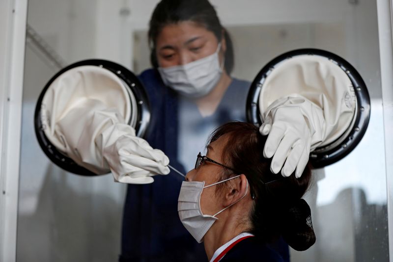 &copy; Reuters. FOTO DE ARCHIVO: Una trabajadora sanitaria realiza una prueba de test PCR en Yokosuka