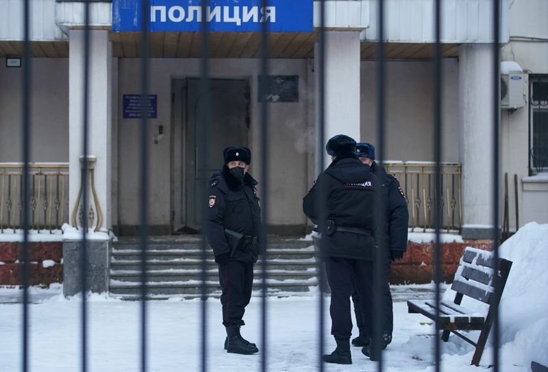 &copy; Reuters. Police officers stand outside a police station where detained Russian opposition leader Navalny is being held, in Khimki