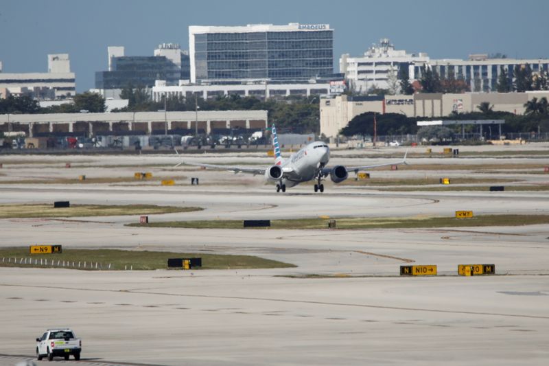 © Reuters. Boeing 737 MAX resumes U.S. passenger flights after safety ban