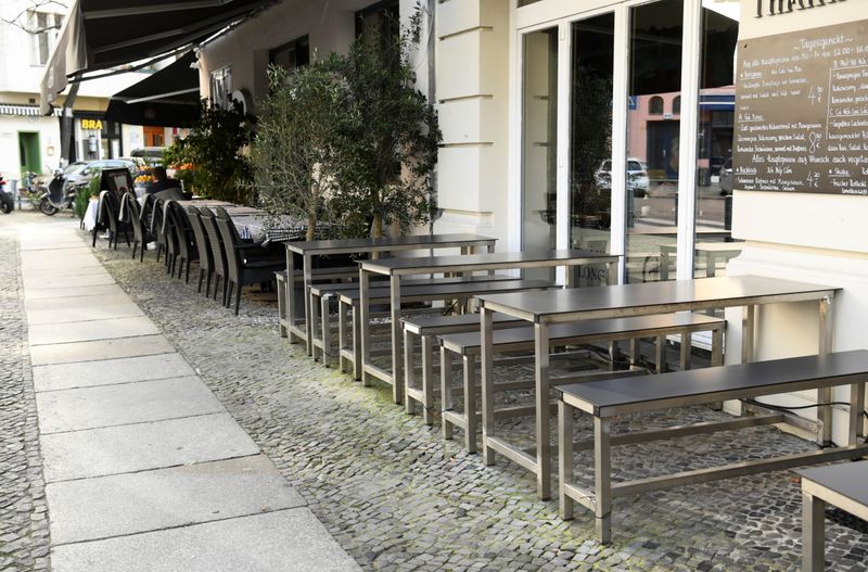 &copy; Reuters. Bancos vazios em frente a restaurantes durante a pandemia de Covid-19 em Berlim
