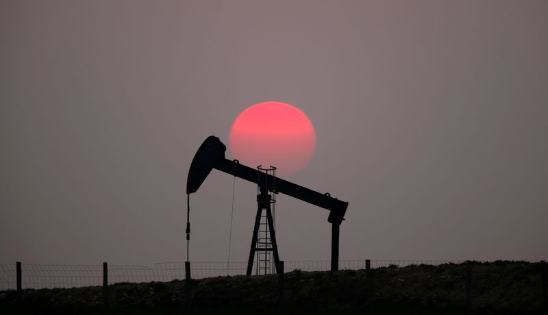 © Reuters. Operações de extração de petróleo em Saint-Fiacre, perto de Paris, na França