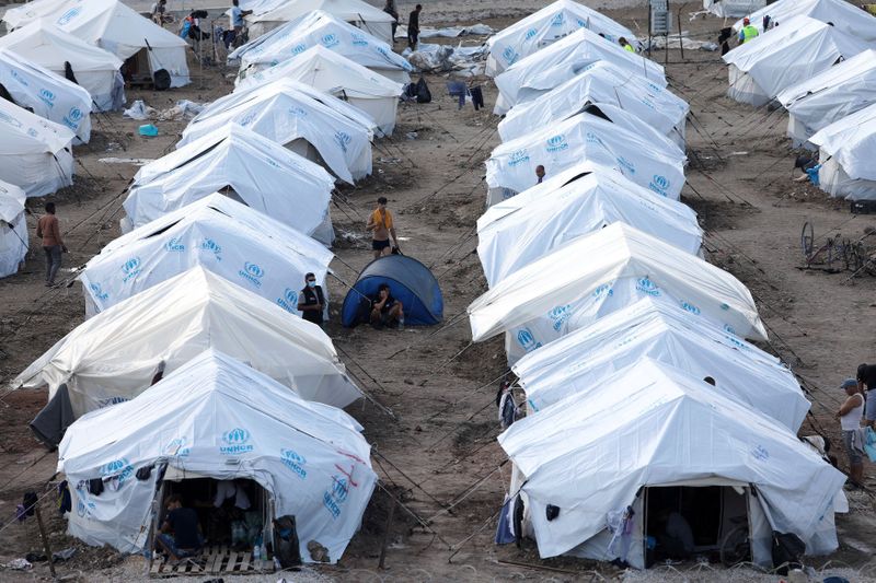 &copy; Reuters. FILE PHOTO: Refugees and migrants at the Kara Tepe camp on the island of Lesbos