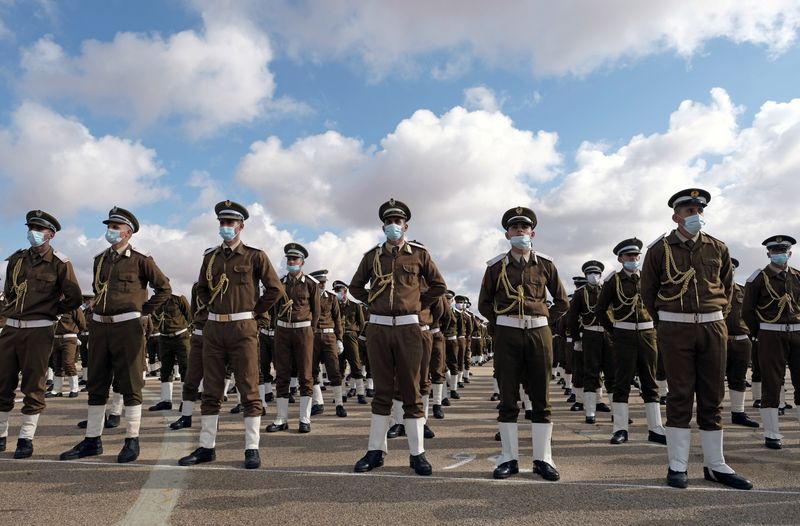 &copy; Reuters. FILE PHOTO: Soldiers loyal to Libyan military commander Khalifa Haftar stand in formation during Independence Day celebrations in Benghazi