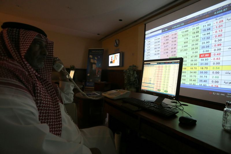 © Reuters. أسهم شركات الاتصالات تعزز مكاسب الإمارات، والأسهم السعودية تتراجع