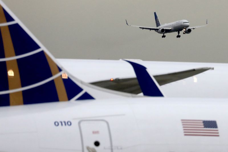 © Reuters. FILE PHOTO: FILE PHOTO: A United Airlines passenger jet lands at Newark Liberty International Airport