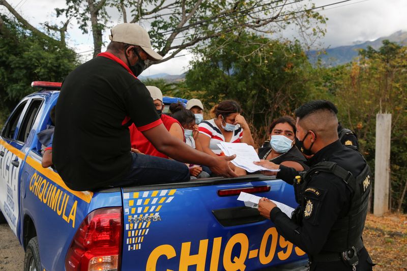 &copy; Reuters. Honduran migrants are sent back by Guatemalan authorities
