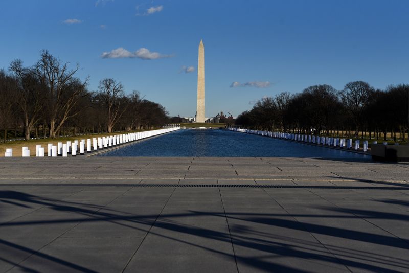 © Reuters. Espelho d'água do Lincoln Memorial, em Washington (EUA), preparado para homenagem do presidente eleito Joe Biden a vítimas do coronavírus