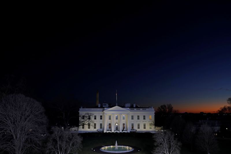 &copy; Reuters. The sun sets near the White House on the final night of Donald Trump&apos;s presidency, ahead of U.S. President-elect Joe Biden&apos;s inauguration, in Washington