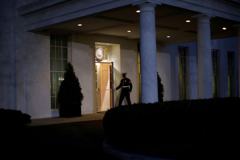 © Reuters. A U.S. Marine opens a door of the West Wing door, an indication that U.S. President Donald Trump is in the Oval Office during his last day in office, in Washington U.S.