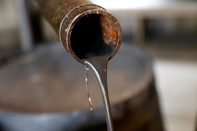 &copy; Reuters. FILE PHOTO: Oil pours out of a spout from Edwin Drake&apos;s original 1859 well that launched the modern petroleum industry at the Drake Well Museum and Park in Titusville, Pennsylvania
