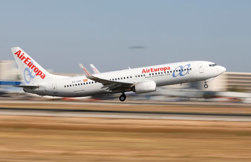 &copy; Reuters. FOTO DE ARCHIVO: Un avión Boeing 737-800 de Air Europa despega en el aeropuerto de Palma de Mallorca, España