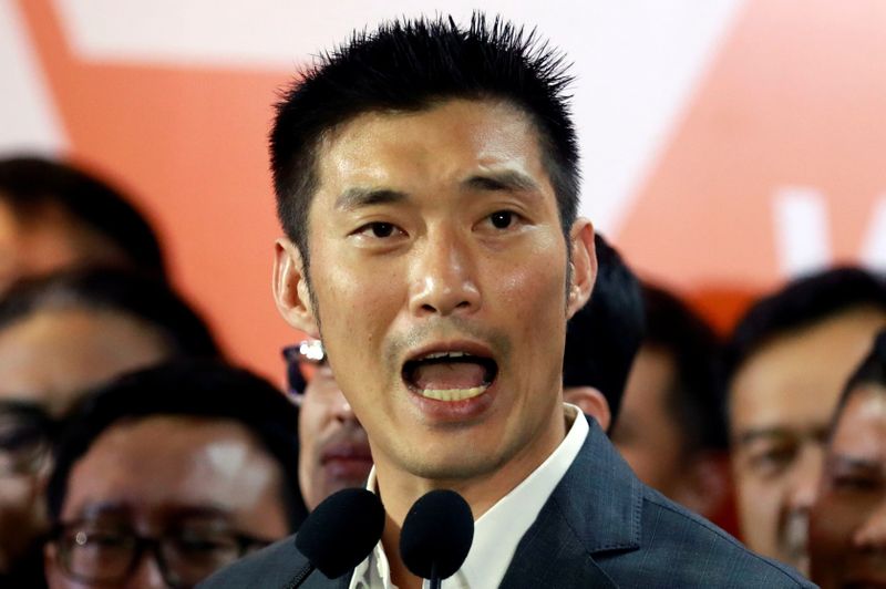 © Reuters. FILE PHOTO: Future Forward Party leader Thanathorn Juangroongruangkit gives a speech at the party's headquarters in Bangkok