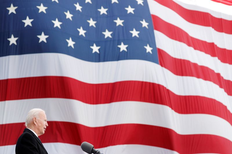 © Reuters. بايدن يتولى رئاسة الولايات المتحدة يوم الأربعاء وسط انقسام عميق وجائحة شرسة
