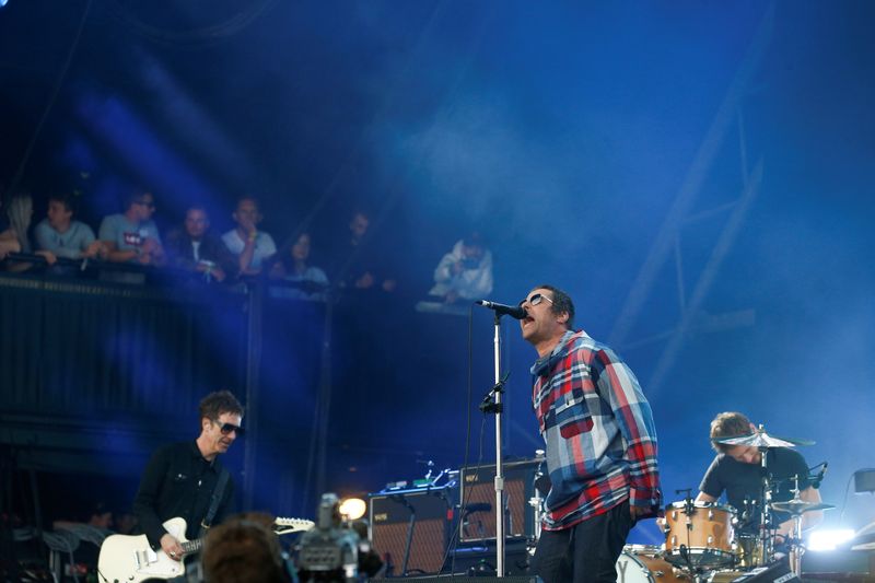 © Reuters. FILE PHOTO: Liam Gallagher performs on the Pyramid stage during Glastonbury Festival in Somerset