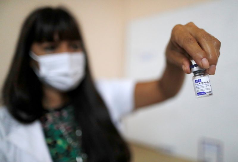 &copy; Reuters. Enfermeira segura frasco da vacina contra Covid-19 Sputnik V em hospital de La Plata, na Argentina