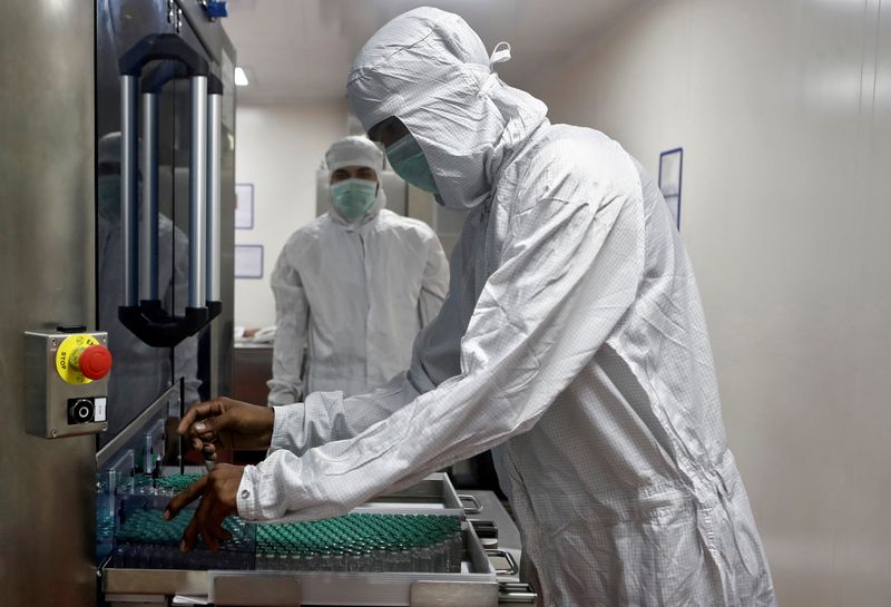&copy; Reuters. Funcionário remove frascos da vacina da AstraZeneca contra Covid-19 no Instituto Serum, em Pune, na Índia