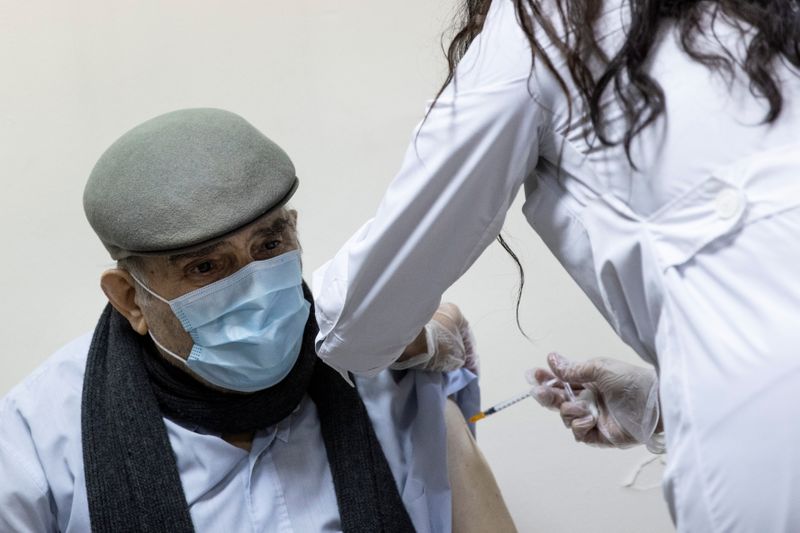 &copy; Reuters. Idoso recebe vacina Pfizer/BioNTech contra Covid-19 em Piraeus, na Grécia