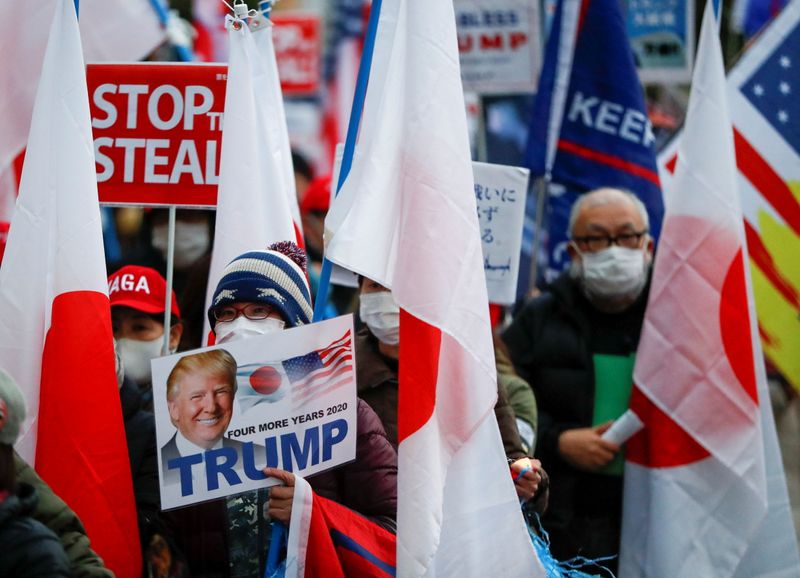 &copy; Reuters. أنصار يابانيون لترامب ينظمون مسيرة في طوكيو قبيل تنصيب بايدن