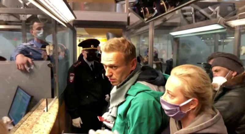 &copy; Reuters. FILE PHOTO: Police officers detain Russian opposition leader Alexei Navalny in Moscow