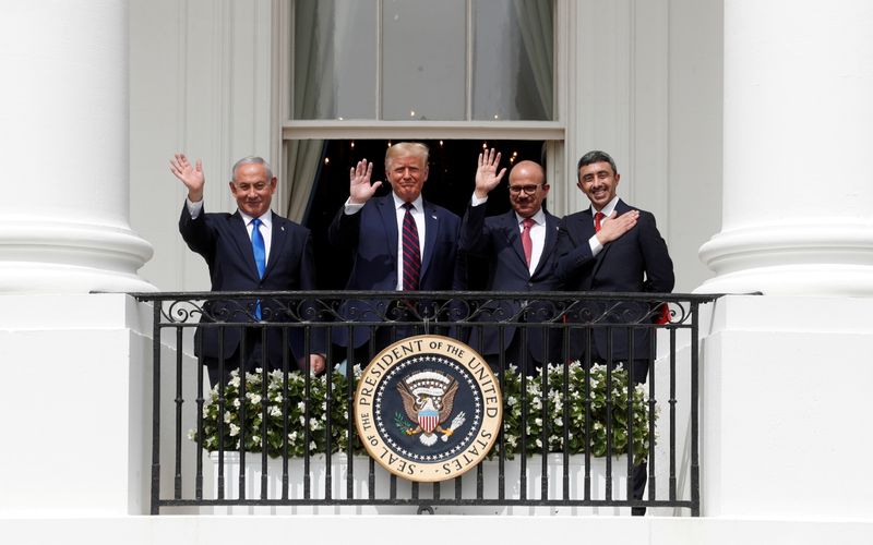 © Reuters. FILE PHOTO: Israel's Prime Minister Netanyahu, U.S. President Trump, Bahrain's Foreign Minister Al Zayani and United Arab Emirates Foreign Minister bin Zayed wave during signing ceremony for Abraham Accords in Washington