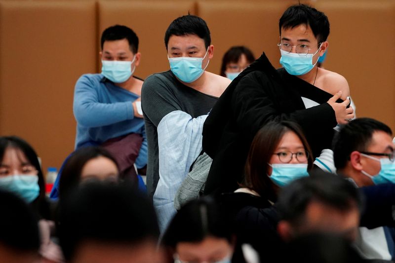 &copy; Reuters. Pessoas aguardam para receber vacina contra a Covid-19 em Xangai