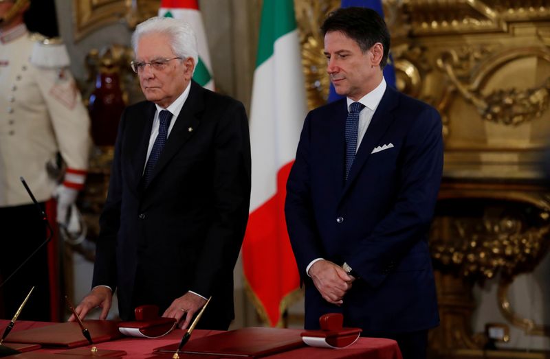 &copy; Reuters. Il presidente del Consiglio Giuseppe Conte  e il presidente della Repubblica Sergio Mattarella al Palazzo del Quirinale a Roma